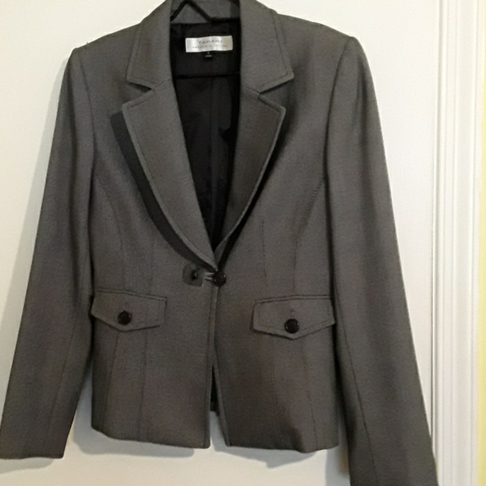 Tahari size 8 ladies blazer black/white lined